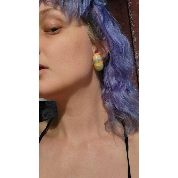 Vintage 60s multilayer pillbox stud earrings - Picture 3 of 3